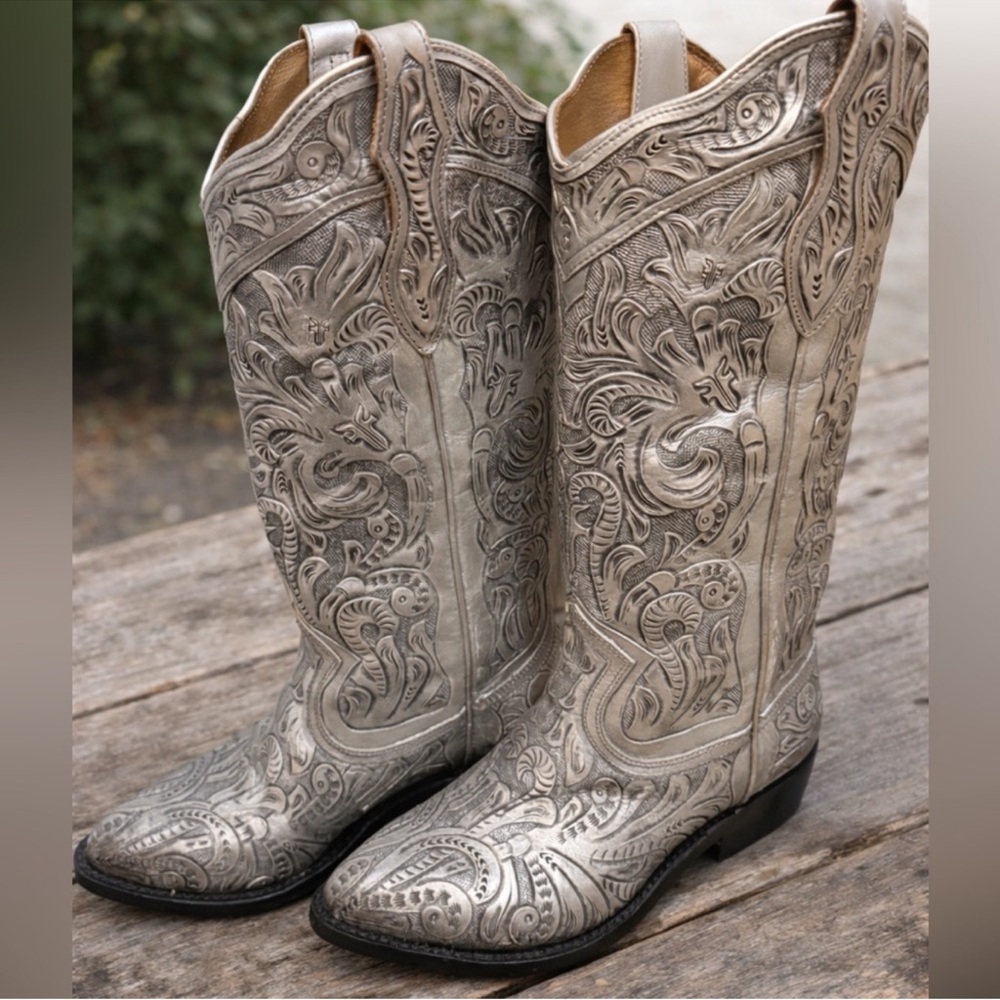Rare Silver🔥🐎🔥FRYE Billy Daisy Metallic Silver Hand-tooled Western
Cowgirl Boots